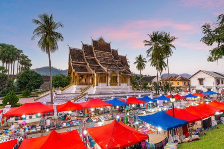 Téléchargez les photos : Paysage urbain de la vieille ville avec Luang Prabang Night Marketsi n Loas au coucher du soleil - en image libre de droit