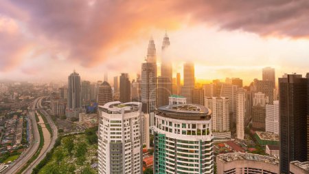 Téléchargez les photos : Centre-ville de Kuala Lumpur paysage urbain de la ville de Malaisie au coucher du soleil - en image libre de droit