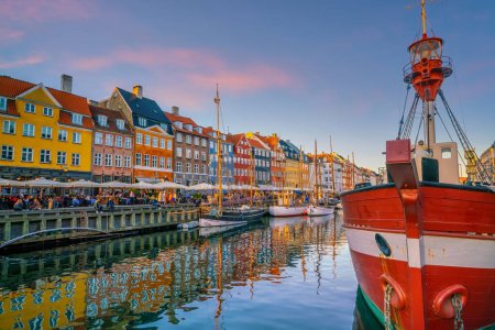 Téléchargez les photos : Paysage urbain du centre-ville de Copenhague skyline au Danemark au célèbre vieux port Nyhavn au coucher du soleil - en image libre de droit