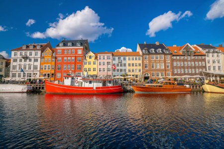 Téléchargez les photos : Paysage urbain du centre-ville de Copenhague skyline au Danemark au célèbre vieux port Nyhavn - en image libre de droit