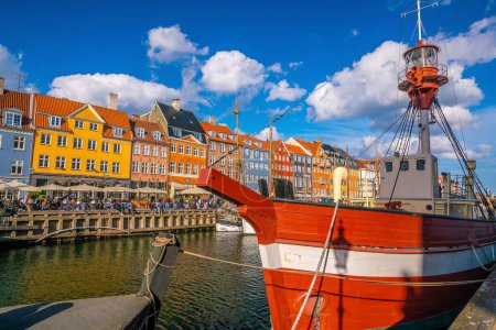 Téléchargez les photos : Paysage urbain du centre-ville de Copenhague skyline au Danemark au célèbre vieux port Nyhavn - en image libre de droit