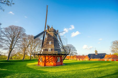 Téléchargez les photos : Attractions touristiques, vue sur la citadelle de Kastellet à Copenhague, Danemark avec windmil - en image libre de droit