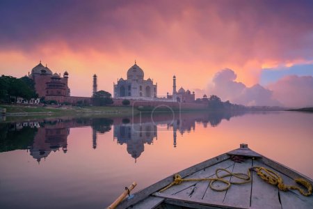Téléchargez les photos : Taj Mahal, Les Sept Merveilles du Monde à Agra, Inde - en image libre de droit