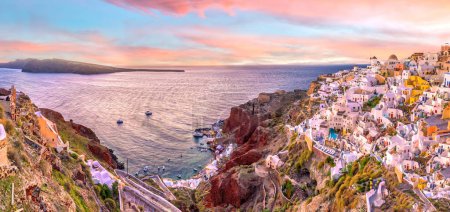 Téléchargez les photos : Paysage urbain de la ville d'Oia dans l'île de Santorin, Grèce. Vue panoramique au coucher du soleil. - en image libre de droit