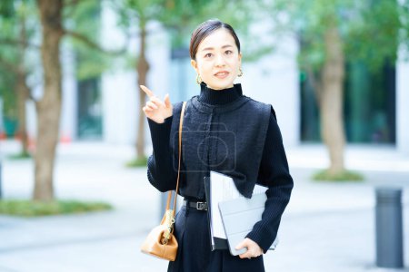 Foto de Asiática mujer de negocios de moda retrato al aire libre - Imagen libre de derechos
