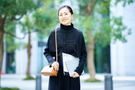 Téléchargez les photos : Asiatique à la mode portrait de femme d'affaires en plein air - en image libre de droit