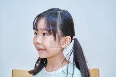 Foto de Asiático sonriente elemental escuela chica dentro - Imagen libre de derechos