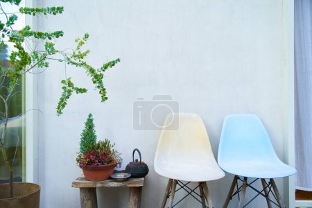 Téléchargez les photos : Deux chaises sur le balcon à l'extérieur - en image libre de droit