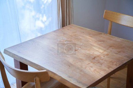Téléchargez les photos : Table à manger au soleil - en image libre de droit