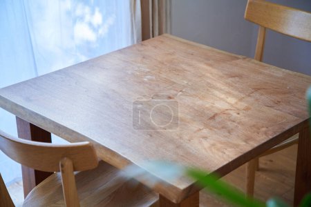 Téléchargez les photos : Table à manger au soleil - en image libre de droit