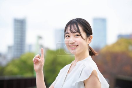 Foto de Mujer joven haciendo una pose señalando al aire libre - Imagen libre de derechos