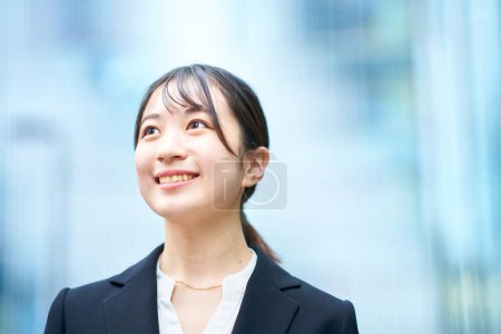 asiatische junge Frau im Anzug draußen