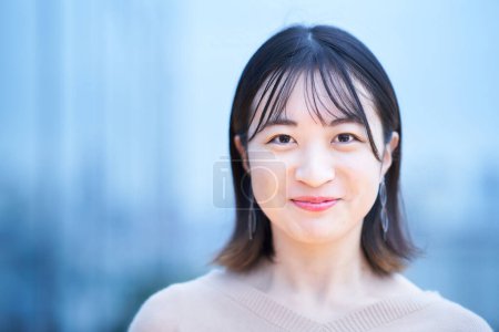 asiatique jeune femme sourire et debout à l'extérieur