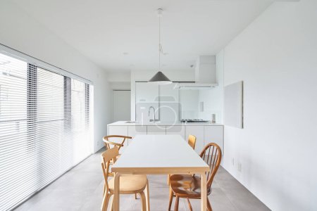 Foto de Habitación luminosa basada en madera blanca y natural - Imagen libre de derechos