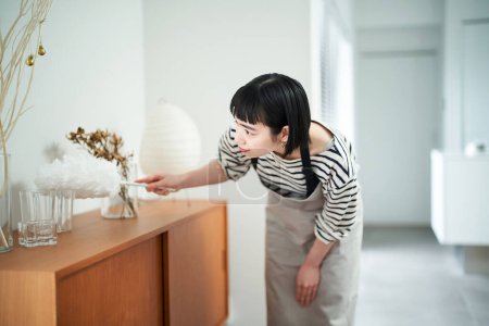 Foto de Asiático joven mujer limpieza la habitación - Imagen libre de derechos