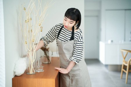 Téléchargez les photos : Asiatique jeune femme nettoyage la chambre - en image libre de droit