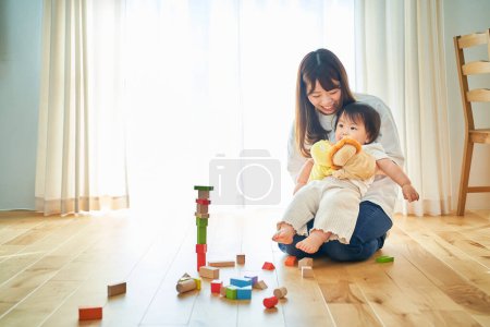 Téléchargez les photos : Mère et enfant jouant avec des marionnettes - en image libre de droit
