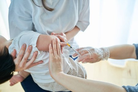 Téléchargez les photos : Nourrissons pleurant et recevant des vaccins - en image libre de droit