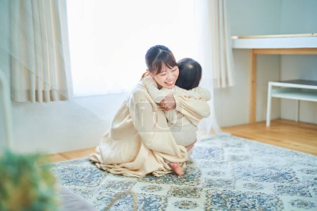 Foto de Madre y el niño abrazándose en la habitación - Imagen libre de derechos