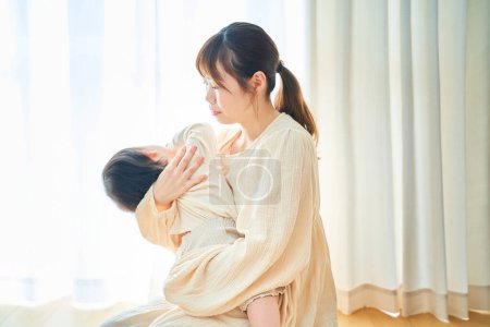 Foto de Madre y el niño abrazándose en la habitación - Imagen libre de derechos