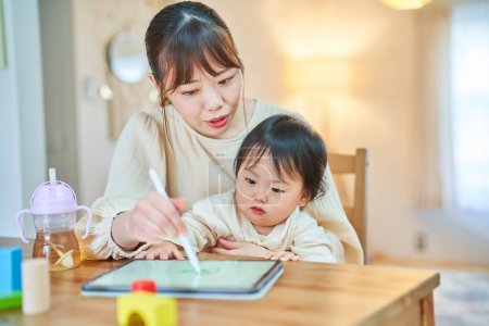 Foto de Madre y niño jugando con una tableta PC - Imagen libre de derechos