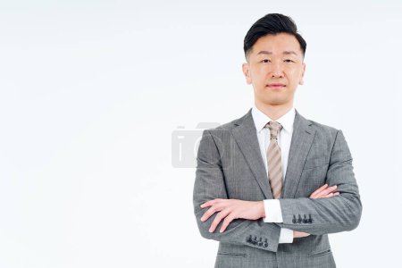 Foto de Portrait of man in suit and white background - Imagen libre de derechos