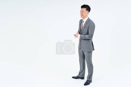 Foto de Hombre de mediana edad en traje gris y fondo blanco - Imagen libre de derechos
