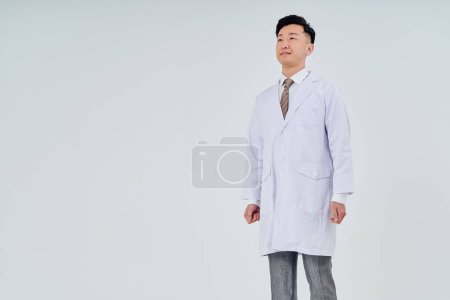 Téléchargez les photos : Man in white coat indoors and white background - en image libre de droit