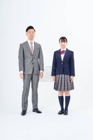Foto de Un hombre con traje y una chica de secundaria y fondo blanco - Imagen libre de derechos