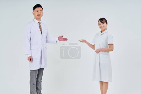 Téléchargez les photos : Man and woman in white coats  and white background - en image libre de droit
