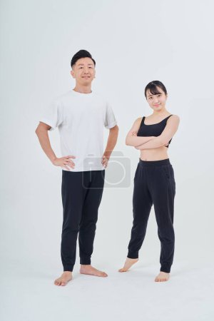 Téléchargez les photos : Man and woman in sportswear and white background - en image libre de droit