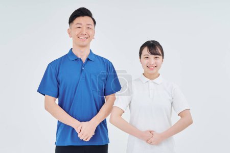 Foto de Hombre y mujer del personal del contratista con camisas de polo y fondo blanco - Imagen libre de derechos