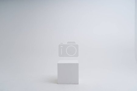 Téléchargez les photos : A white box in a white room - en image libre de droit