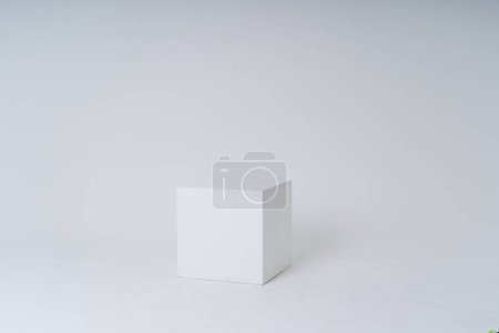 Foto de A white box in a white room - Imagen libre de derechos