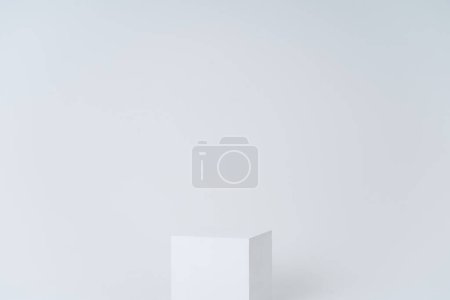 Téléchargez les photos : A white box in a white room - en image libre de droit