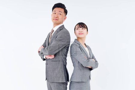Téléchargez les photos : Homme et femme en costume debout dos à dos et fond blanc - en image libre de droit