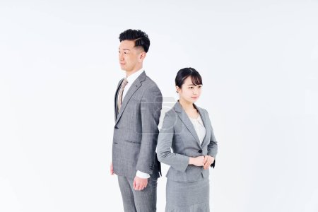 Téléchargez les photos : Homme et femme en costume debout dos à dos et fond blanc - en image libre de droit