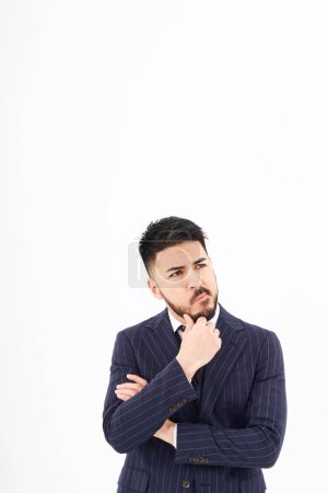 Téléchargez les photos : A man in a suit posing in thought and white background - en image libre de droit