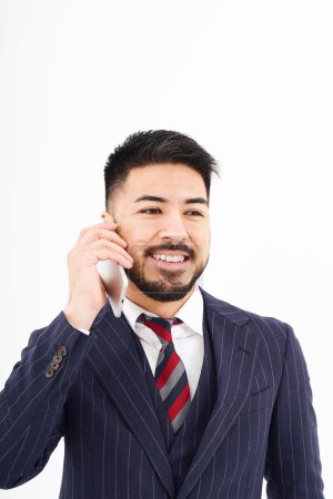 Téléchargez les photos : Un homme en costume parlant sur un smartphone et fond blanc - en image libre de droit