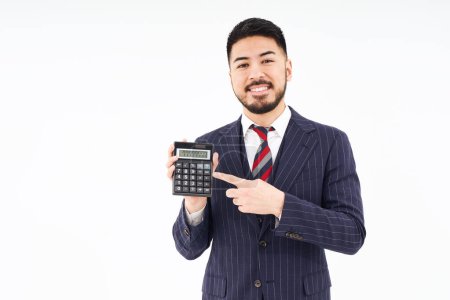 Téléchargez les photos : Un homme en costume avec une calculatrice et fond blanc - en image libre de droit