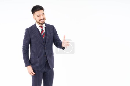 Téléchargez les photos : Un homme en costume demandant une poignée de main et fond blanc - en image libre de droit