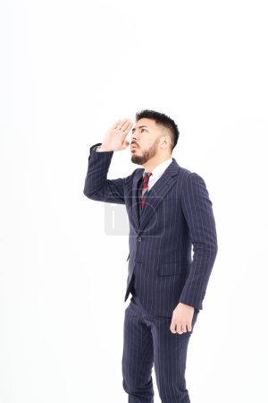 Téléchargez les photos : Homme d'affaires regardant vers le haut de l'écran et fond blanc - en image libre de droit
