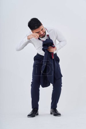 Téléchargez les photos : A man in a suit with a stressed expression with his clothes messed up - en image libre de droit