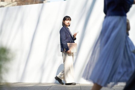 Téléchargez les photos : Portrait d'une jeune femme d'affaires debout à l'extérieur - en image libre de droit