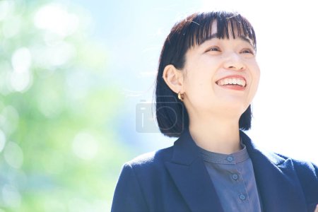 Téléchargez les photos : Portrait d'une jeune femme souriante à l'extérieur - en image libre de droit