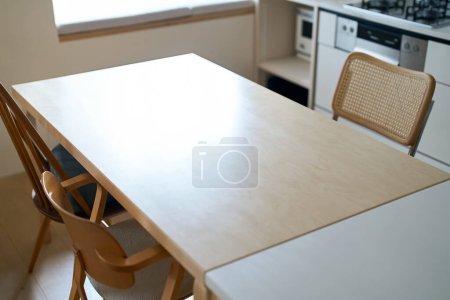 Foto de Mesa de comedor en la habitación llena de luces suaves - Imagen libre de derechos