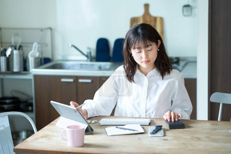 Téléchargez les photos : Asiatique femme de travail dans son chambre - en image libre de droit