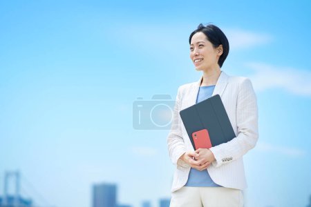 Téléchargez les photos : Femme d'affaires debout à l'extérieur le beau jour - en image libre de droit