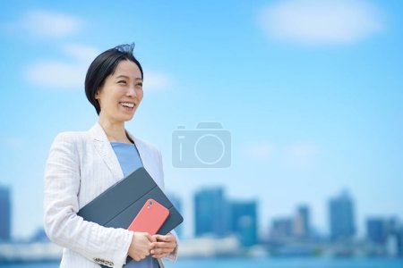 Foto de Mujer de negocios de pie al aire libre en buen día - Imagen libre de derechos