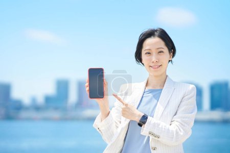 Foto de Mujer de negocios con teléfono inteligente al aire libre en tiempo soleado - Imagen libre de derechos